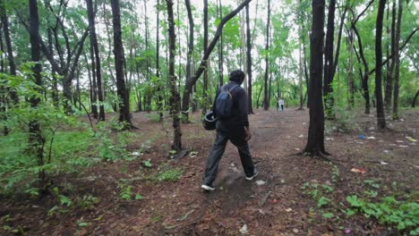 Un-Niño-Está-Caminando-Para-Disfrutar-De-La-Naturaleza-En-La-Vista-Lateral-Trasera-Del-Bosque