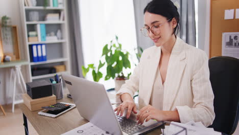 mujer de negocios feliz satisfecha con los resultados financieros