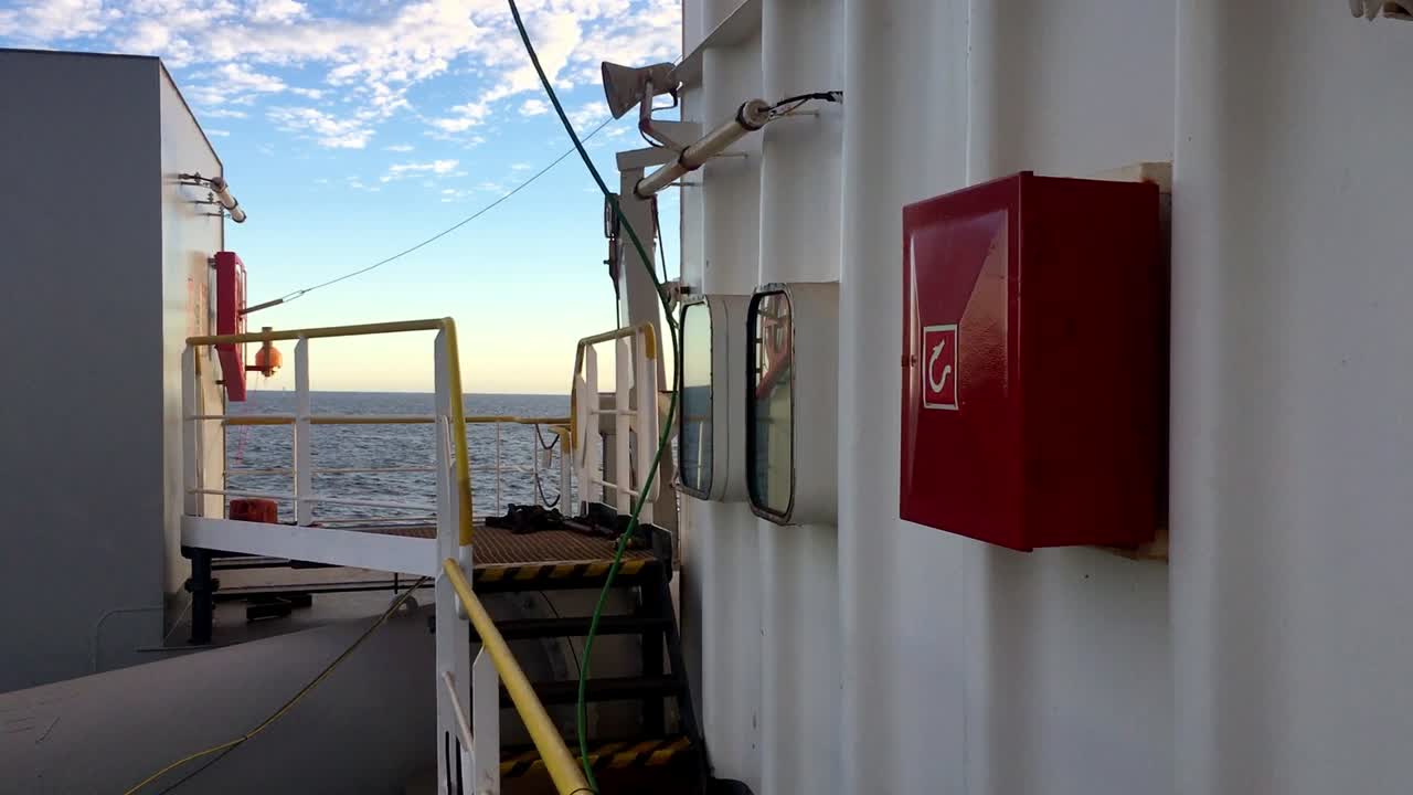 야외 데크 주변을 걷는 셀카 샷