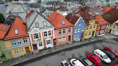 Casas-De-Colores-En-La-Orilla-Del-Fiordo-En-Bergen