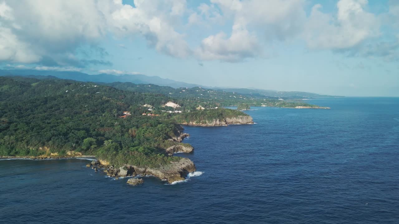 ripresa aerea della costa di scogliere rocciose
