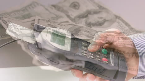 animación de billetes de dólar que caen sobre la mano de un hombre caucásico que tiene una terminal de pago
