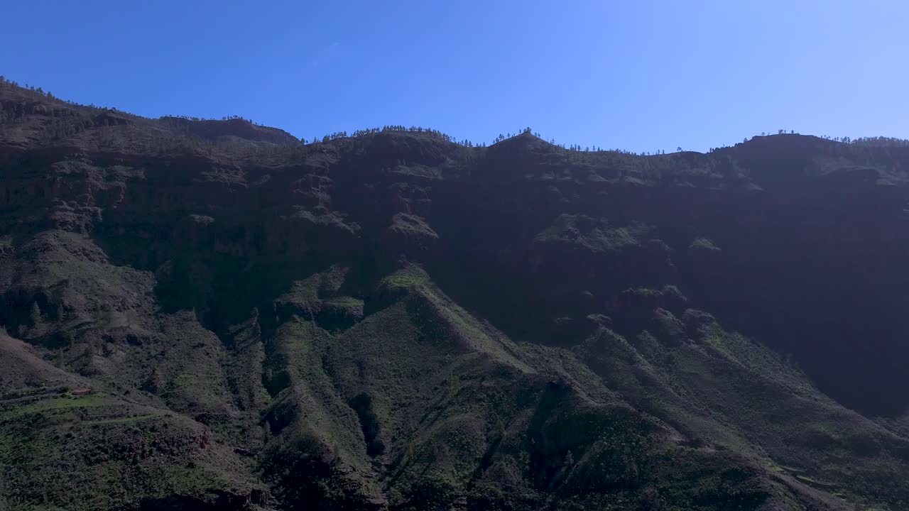 Montagne vulcaniche sotto un cielo azzurro limpido nelle Isole Canarie, paesaggio sereno