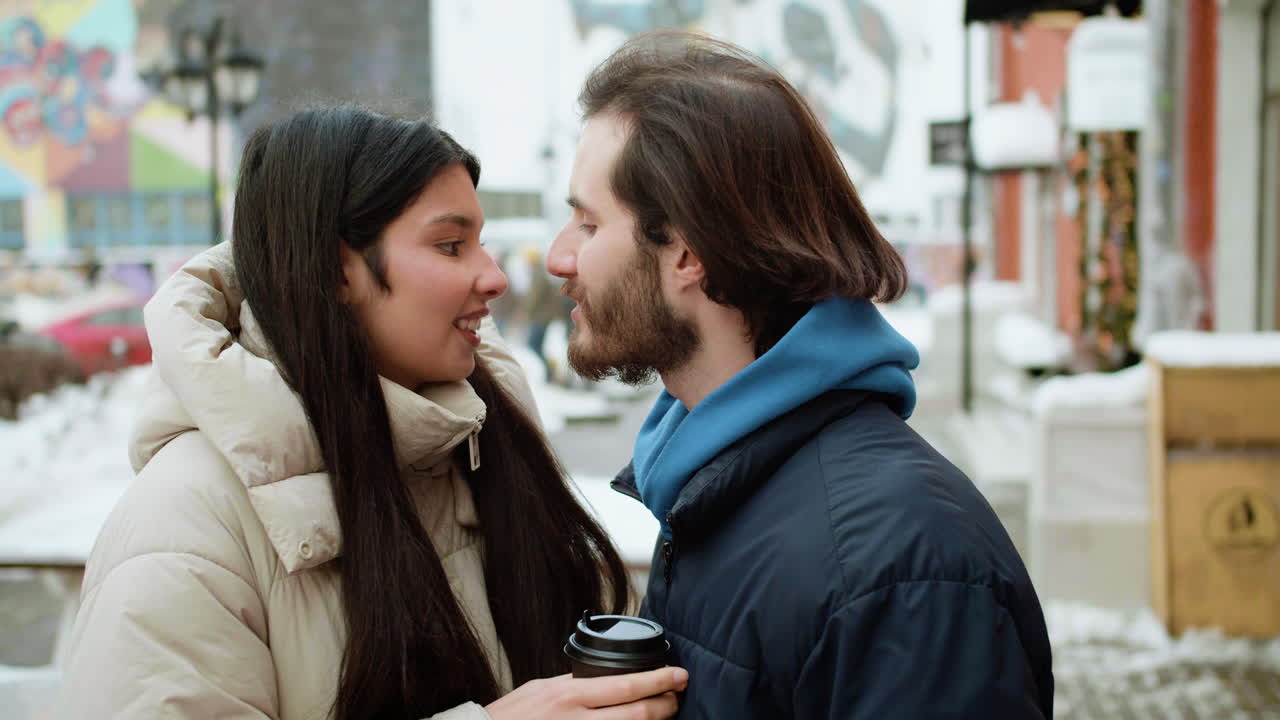 una pareja joven en la calle.
