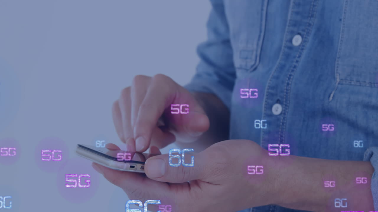 animación de textos 6g sobre hombre caucásico usando teléfono inteligente.