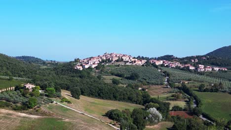 Meditative-Wolkenlose-Landschaft,-Herbst-Toskana-Italien