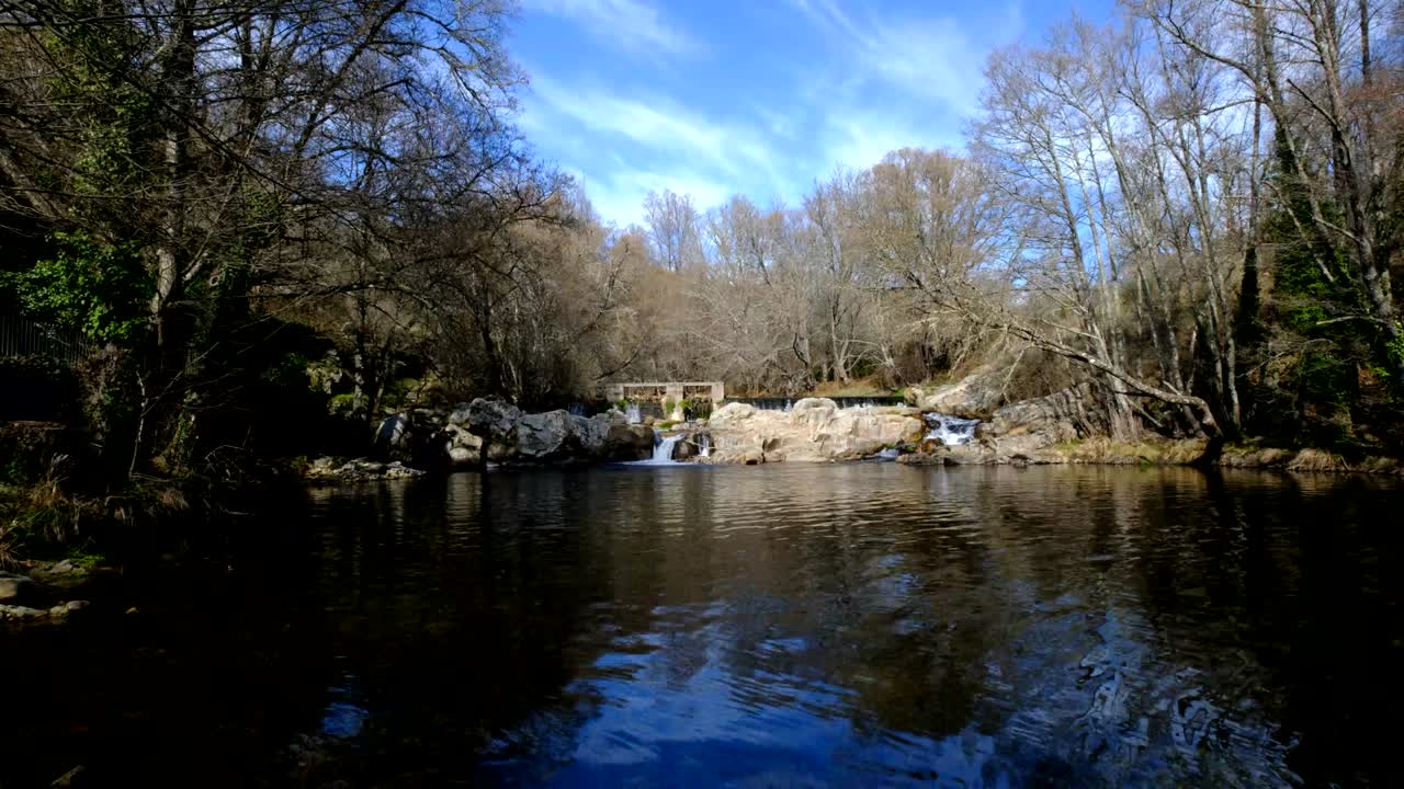 라 베라 (la vera) 마을 주변의 열대우림에서 흐르는 산악 강.