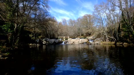 río de montaña que fluye en el bosque tropical alrededor de los pueblos de la vera en extremadura