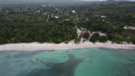 Vista-Aérea-De-La-Pintoresca-Playa-La-Playita-En-La-Ciudad-De-Las-Galeras-En-La-Península-De-Samaná-En-La-República-Dominicana.