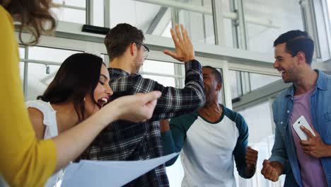 een team van zakenmensen die high five geven.