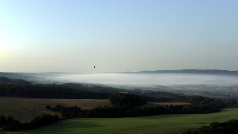 nebelwolke liegt über einer malerischen tschechischen landschaft, sommermorgen