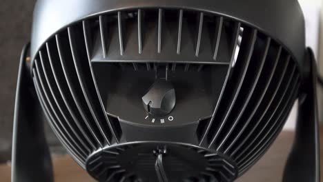 ventilador eléctrico de diseño negro a baja velocidad -primer plano