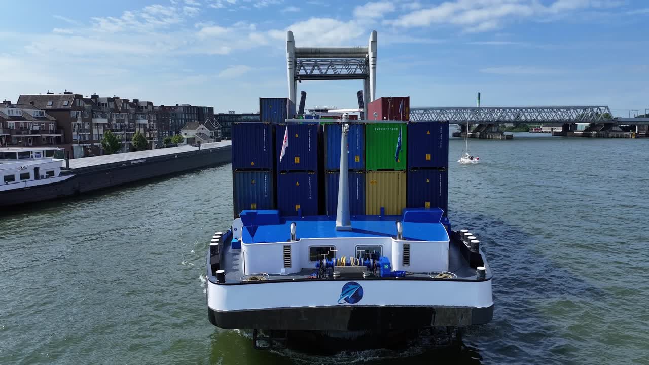 buque portacontenedores y sus mercancías navegando hacia el siguiente destino