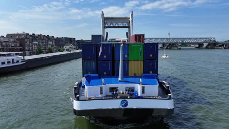 Containerschiff-Und-Seine-Güter-Fahren-Weiter-Zum-Nächsten-Ziel