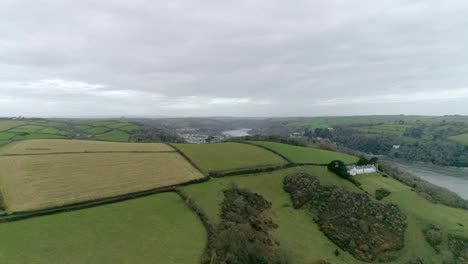 seguimiento aéreo sobre una colina de campo cultivable en el área sur de devon