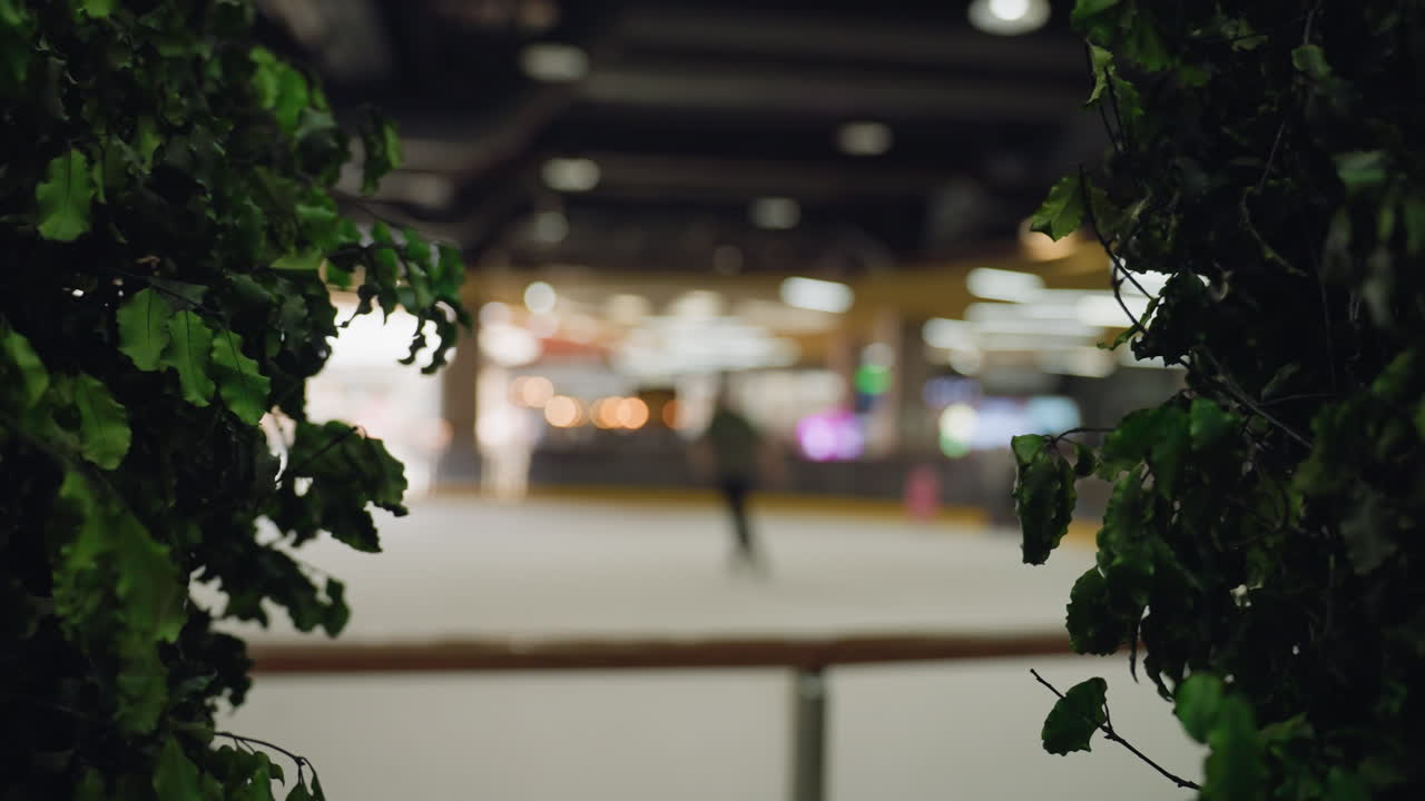 el exuberante follaje verde enmarca un bullicioso interior del centro comercial con una persona esquiando en el fondo borroso. capturando la vibrante atmósfera del centro comercial y el movimiento dinámico del esquiador
