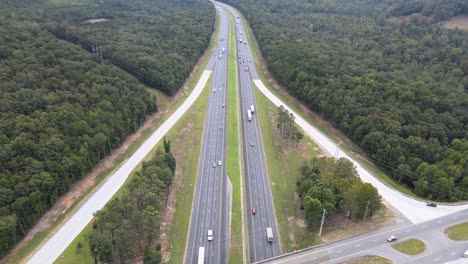 Coches-Y-Camiones-Que-Circulan-Por-La-Carretera