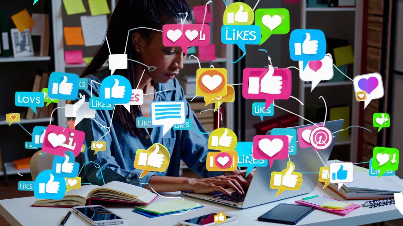 mujer trabajando en una computadora portátil con elementos de interacción de redes sociales