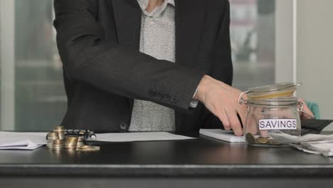 hombre sacudiendo dinero de una billetera en el escritorio