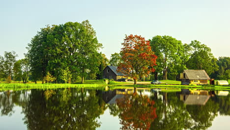 Casa-De-Campo-Junto-A-Un-Lago-En-Otoño---Simetría-De-Lapso-De-Tiempo-En-El-Reflejo-En-La-Superficie-Del-Agua