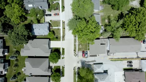 ciudad de iowa, vecindario de iowa con video de drones por encima mirando hacia abajo y moviéndose hacia adelante