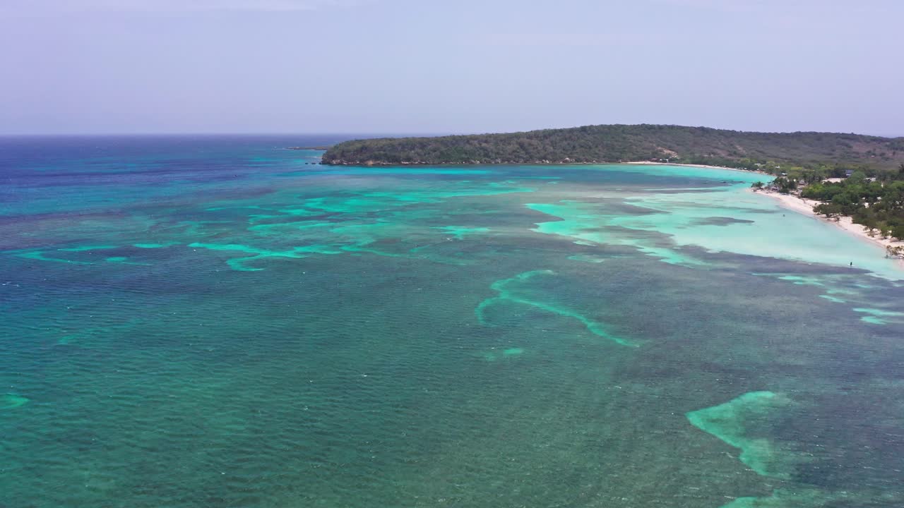 도미니카 공화국 플라야 엔세나다 해변의 캐리비안 해역 위로 항공 포워드