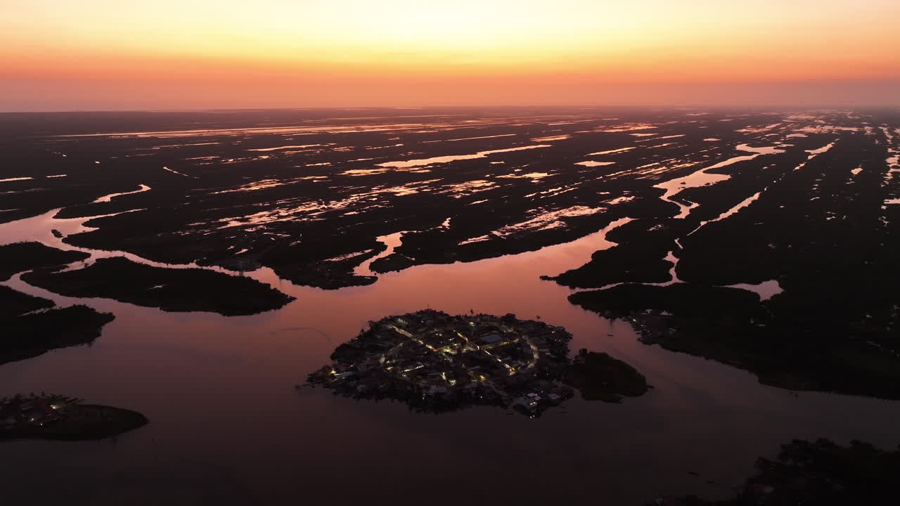 드론이 멕시코 마을을 돌고 있습니다. 멕시코의 나야리트에서 극적인 빛 저녁.