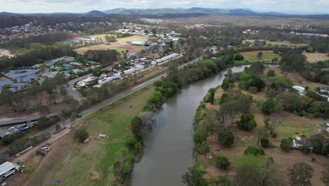 Casas-De-Pueblo-A-Orillas-Del-Río-Logan-En-Waterford,-Queensland,-Australia