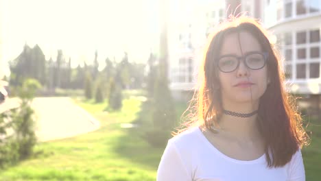 retrato de una adolescente al aire libre
