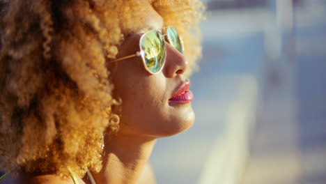 close up retrato de chica exótica con corte de pelo afro