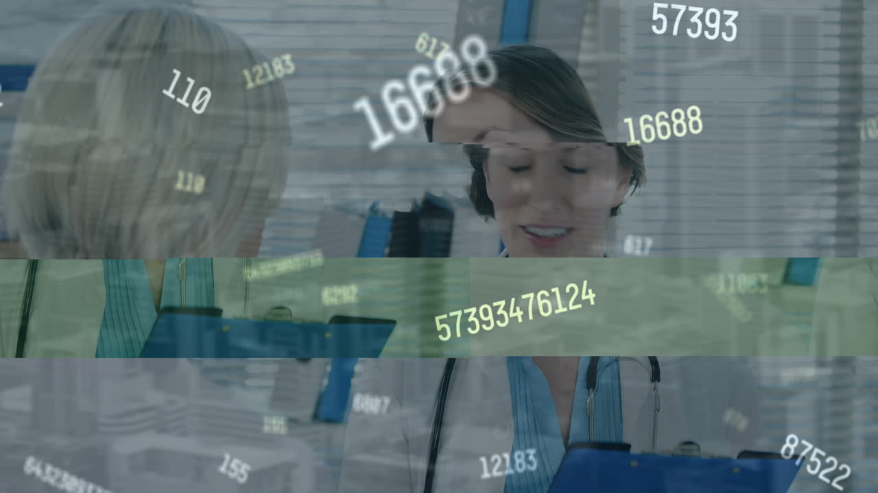 animación de los números de procesamiento sobre la doctora caucásica con el paciente