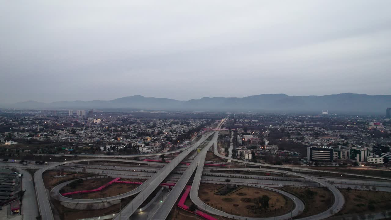 una vista aérea de la ciudad de islamabad y el intercambio de peshawar morr - vista aérea del intercambio de la ciudad - intercambio en islamabad - imágenes de drones del famoso monumento de islamabad pakistán