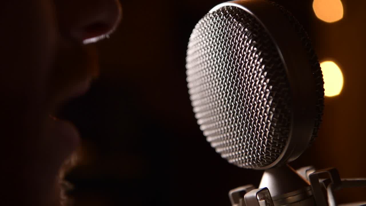 primer plano de las voces de grabación del cantante en un micrófono de cinta vintage en el estudio de grabación