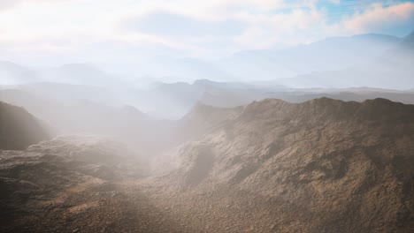 paisaje aéreo de desierto volcánico con rayos de luz