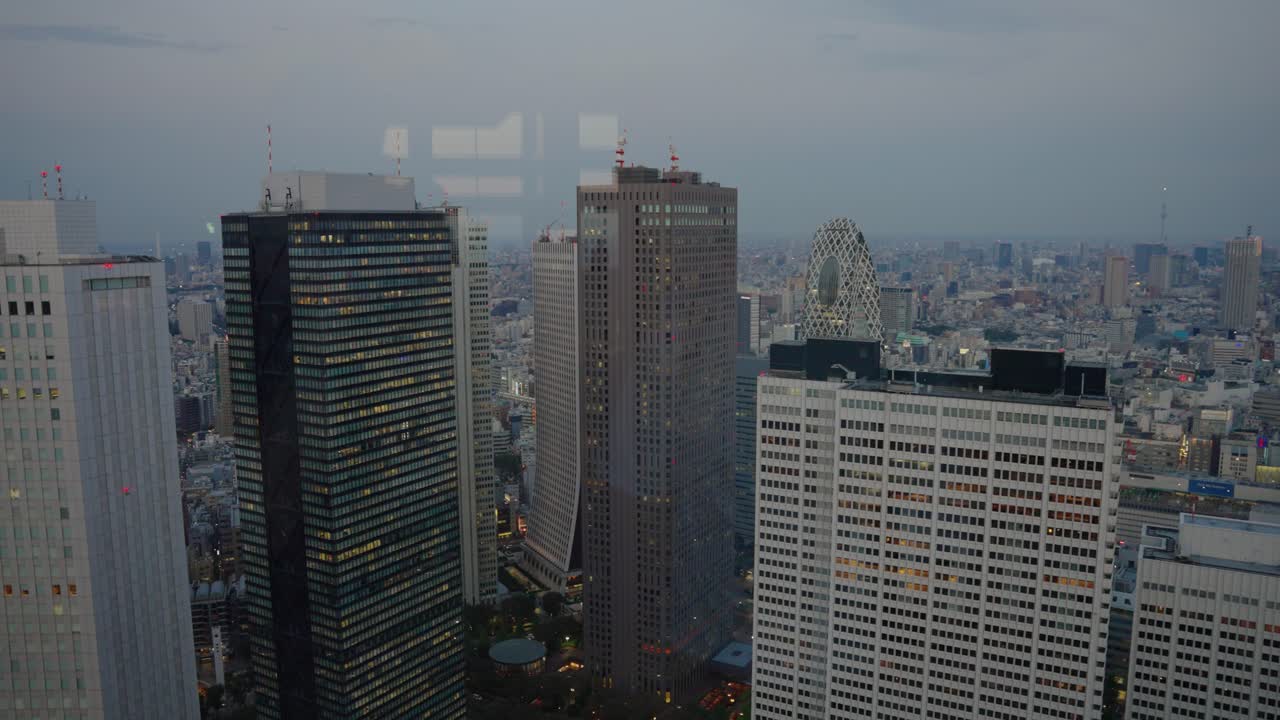 tokio, japón, el horizonte de shinjuku a primera hora de la noche en un día nublado 4k