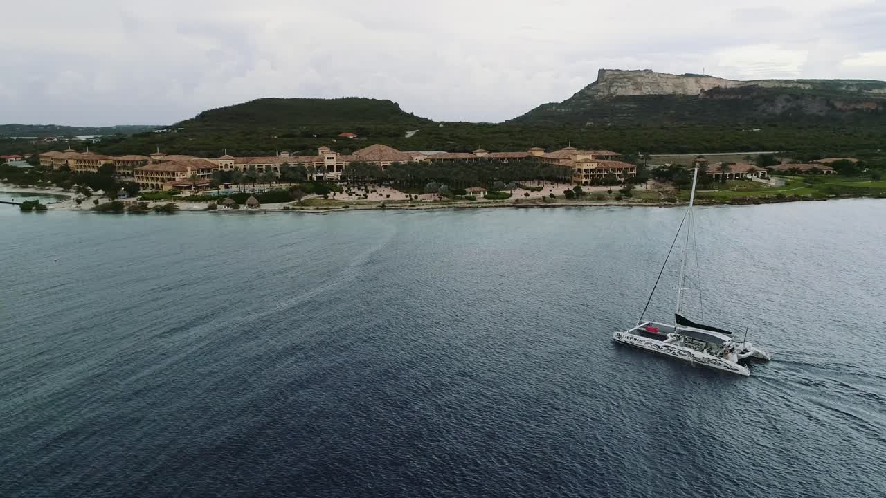 velero en la playa de santa barbara en la isla caribeña holandesa de curaçao, ubicada en el sureste de la isla