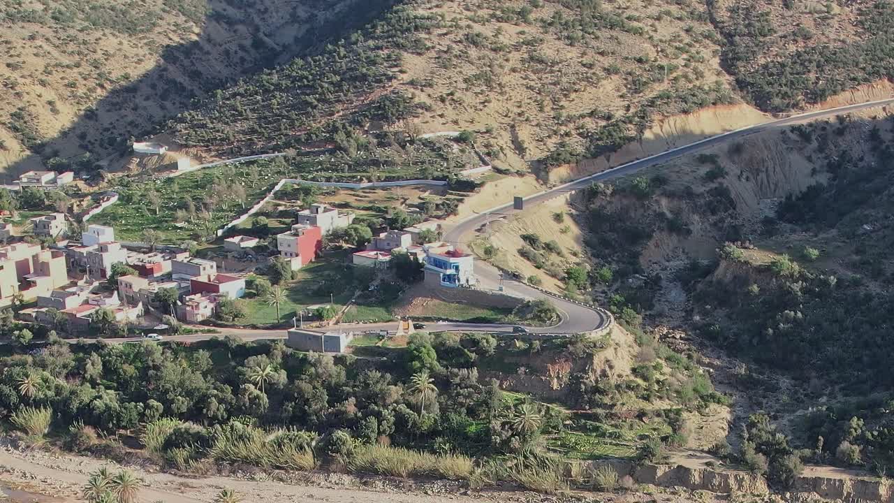 Vista aerea di palme e di un letto di fiume nel paesaggio marocchino.