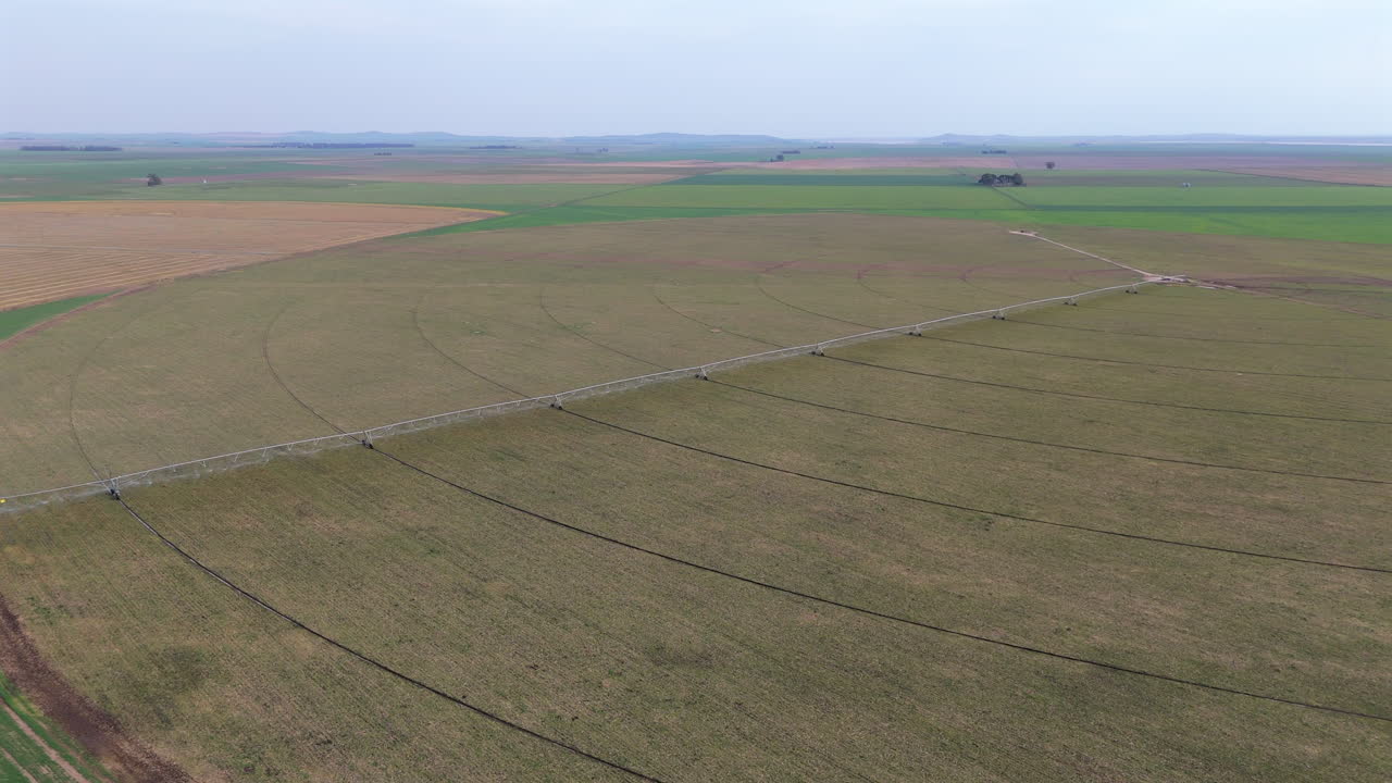 Large agricultural fields equipped with central pivot irrigation systems. Agriculture. Climate change.