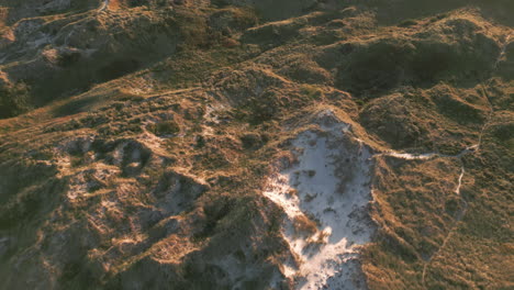 Hora-Dorada-Sobre-El-Ondulado-Paisaje-De-Dunas-Costeras-De-Dinamarca