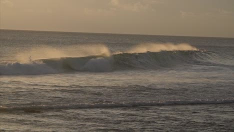 olas rompiendo al atardecer