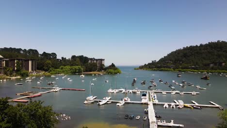 toma aerea del puerto de pucon