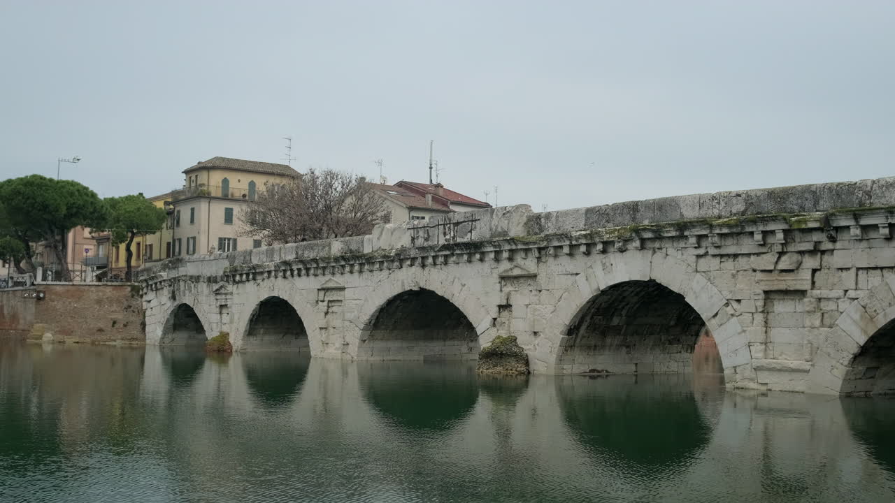 이탈리아 의 한 강 을 가로지르는 고대 돌 다리