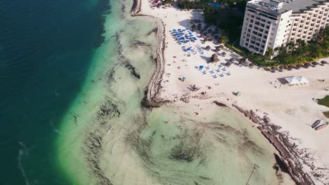 Cancun,-Mexiko,-Beliebter-Weißer-Sandstrand-Mit-Blauen-Meereswellen,-4K-Drohnenüberflug