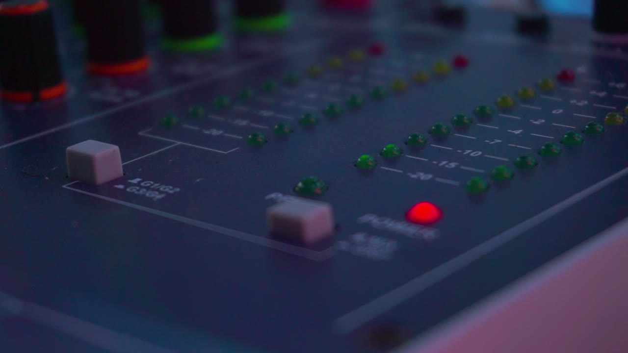 Lamp indicator on the sound amplifiers