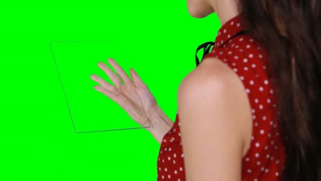 mujer fingiendo usar una tableta digital