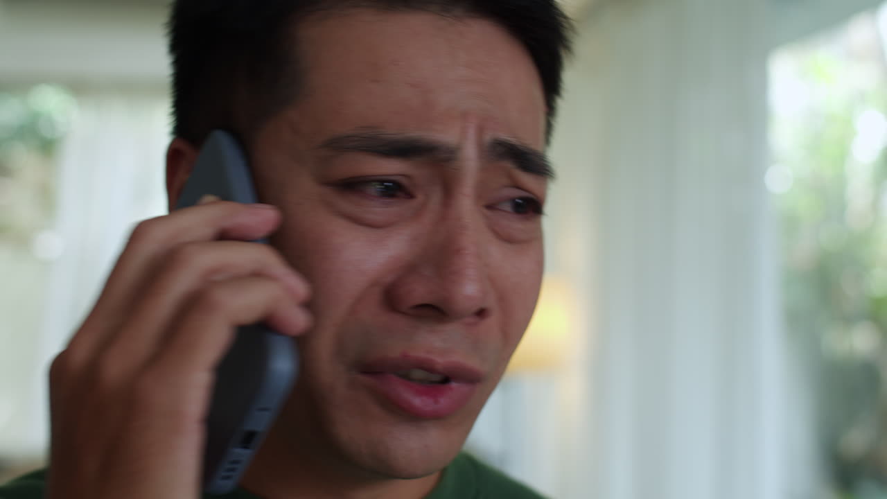 불행한 남자가 집에서 전화를 하고 있어