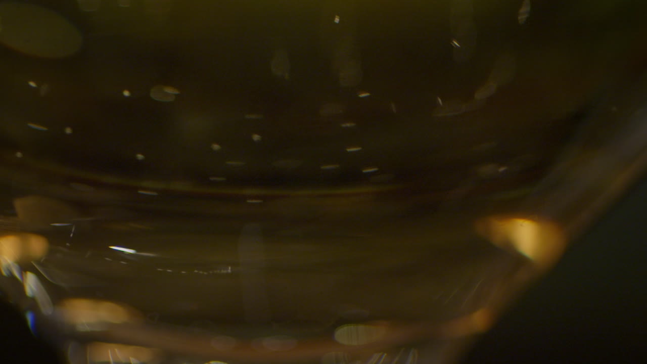 샴페인 한 잔에 떠오르는 거품, 슬로우 모션