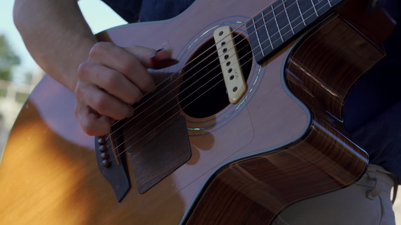 hombre tocando la guitarra en el mercado local