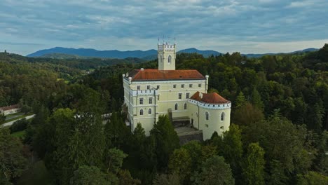 Castillo-Medieval-De-Trakoscan-En-Croacia---Toma-Aérea-De-Drones