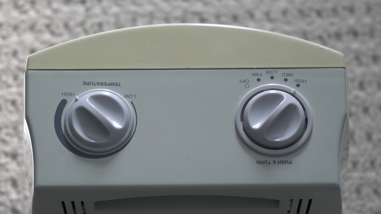 encender un pequeño miniventilador de espacio dentro de una habitación alfombrada en una casa en el interior